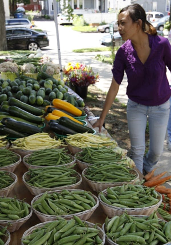 Mini Farmers Markets Thrive In Low Income Minneapolis Kaulou Moua 19 Arranges The Vegetables