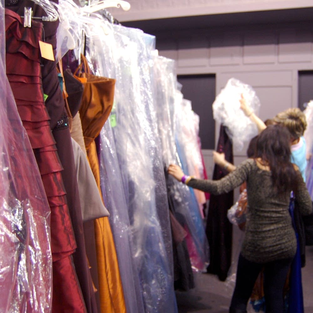 At Mall of America, teens prep for prom | MPR News