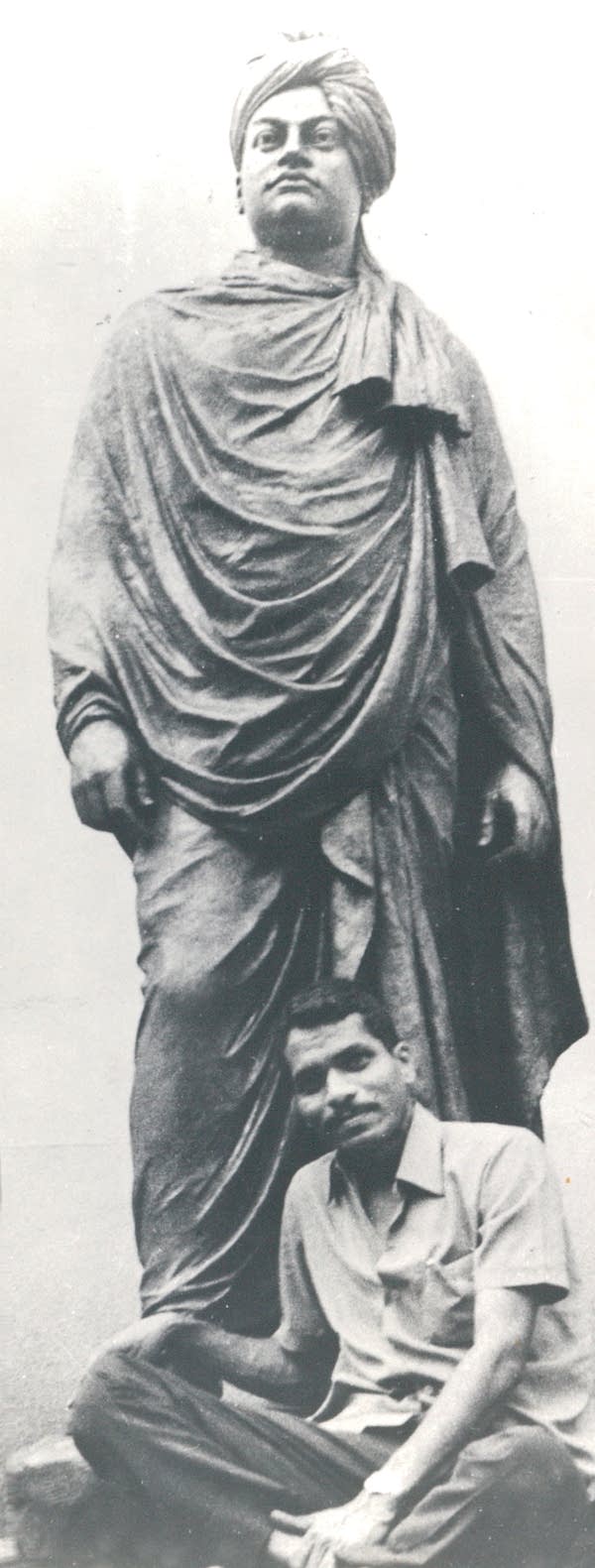 Kirti's Father Narayan Sonvadekar in front of a statue he created