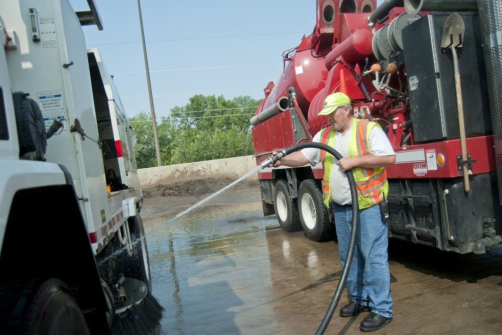 Using reclaimed water to wash the street sweeper