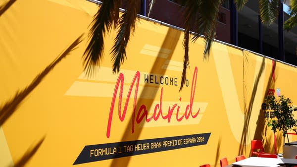 A yellow sign reads "Welcome to Madrid."
