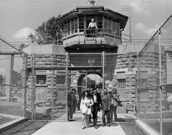 American country singer Johnny Cash (1932 - 2003) and his wife June Carter Cash (1929 - 2003) leave the front gate of Kansas State Prison, circa 1968.
