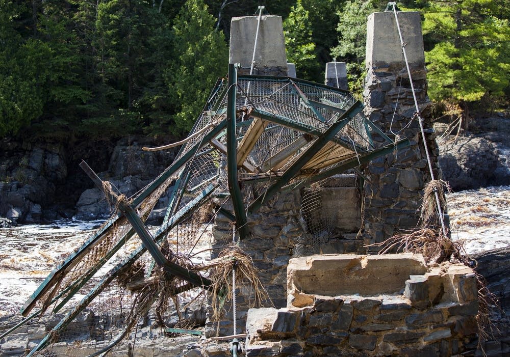 Swinging bridge