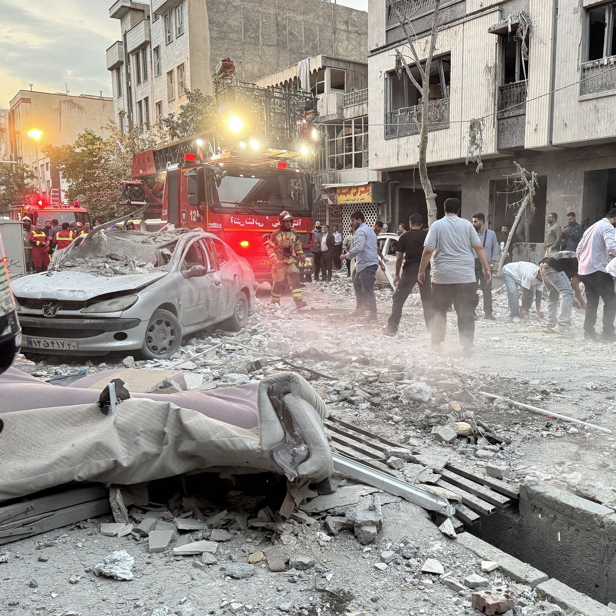 cover of episode Israel attacks Iranian cities and nuclear sites, and oil prices rise