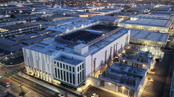 Manufacturers of memory chips are shifting from consumer electronics to higher-paying customers: AI data centers. 