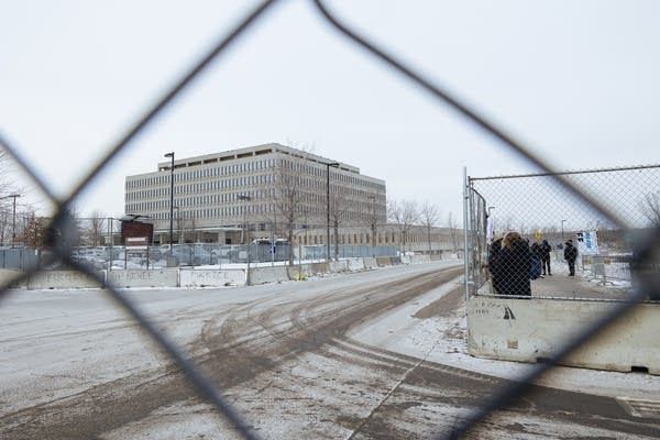 barricades around federal building8