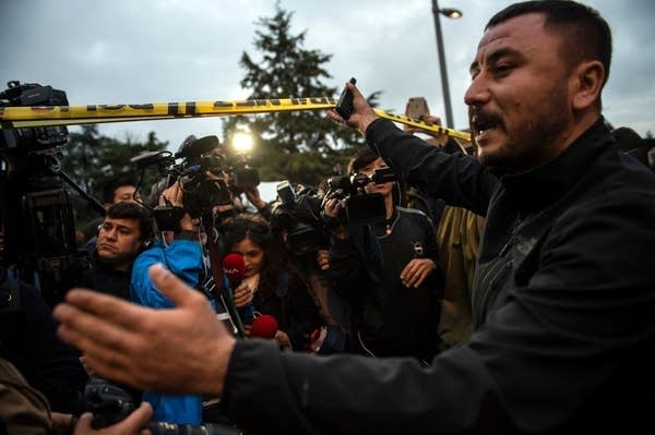 Turkish police blocks the media in front of the Saudi consulate.