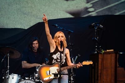 Sheryl Crow pointing up