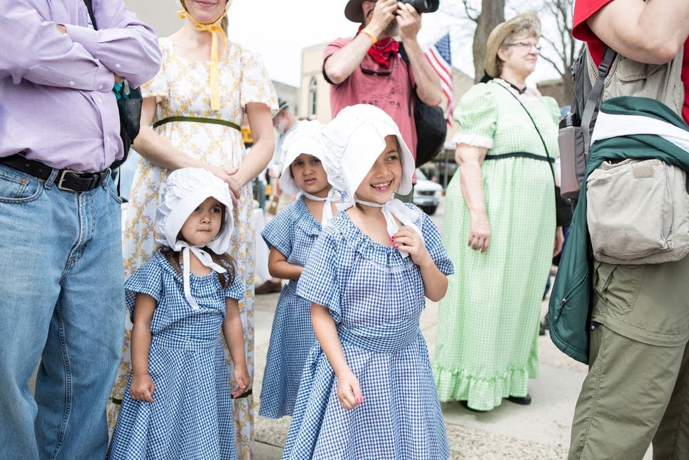 Paddling theater audience