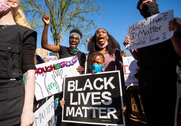 Protesters with signs in Duluth