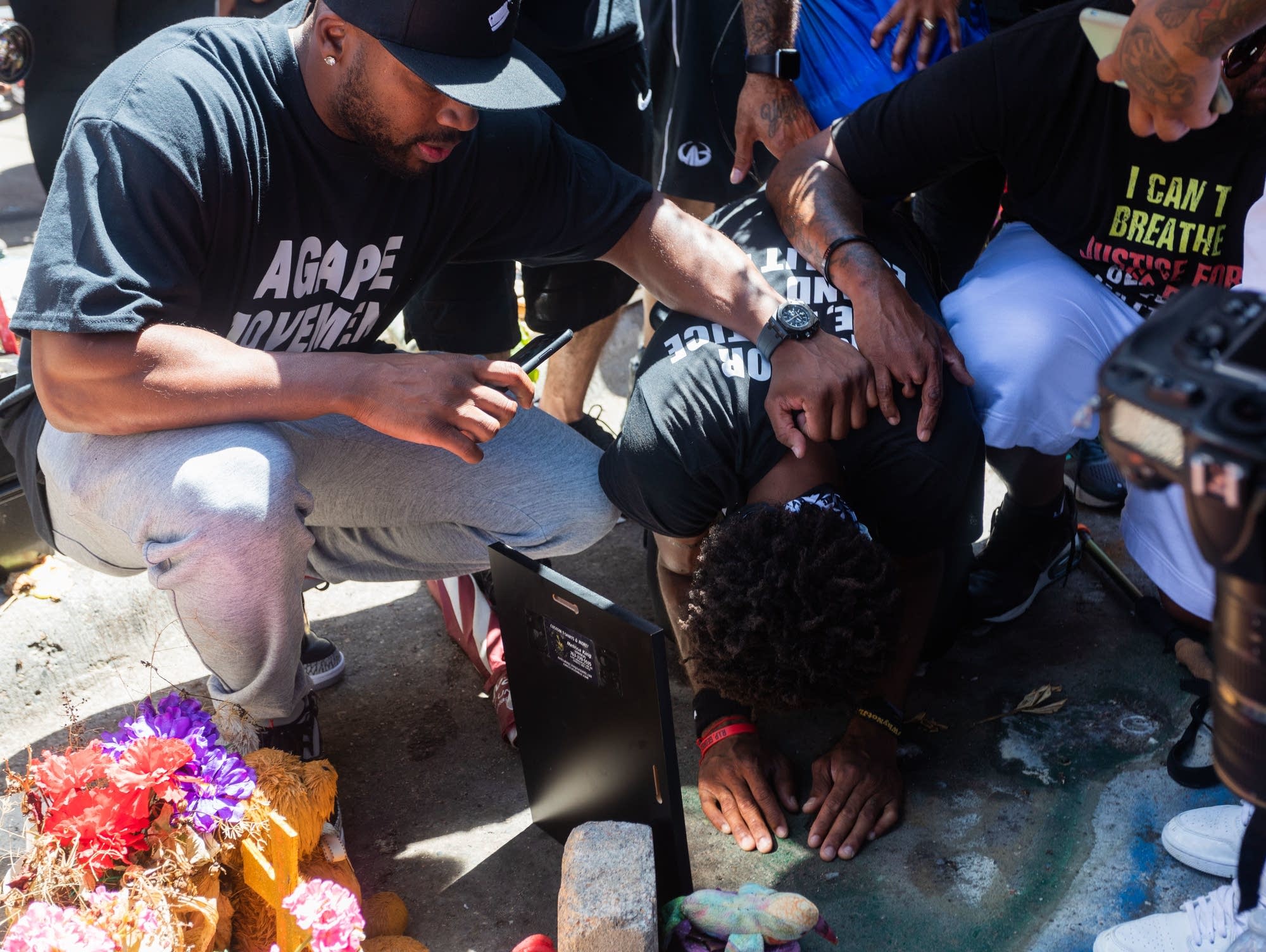 Photos After walking 1,000 miles, Alabama man reaches Floyd memorial(02)