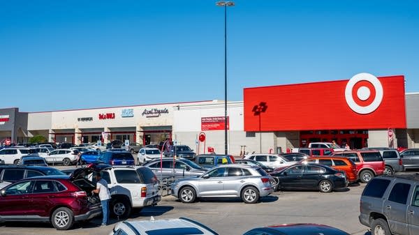 As Texas suburbs expand, demand for new grocery stores rises. Other amenities follow.