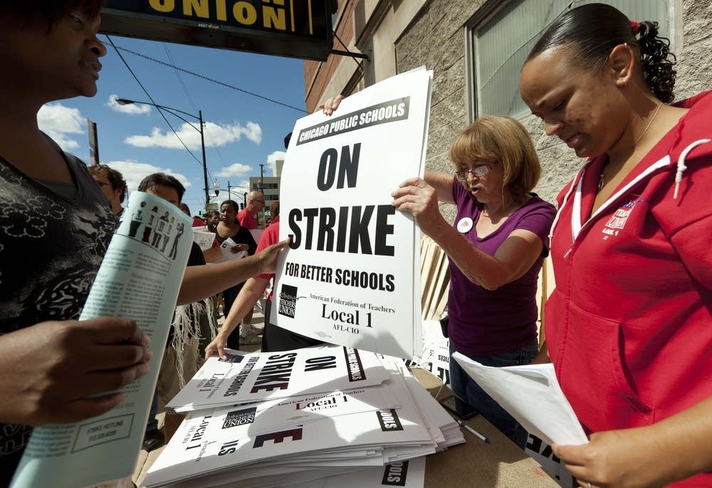 Union distributes strike signage