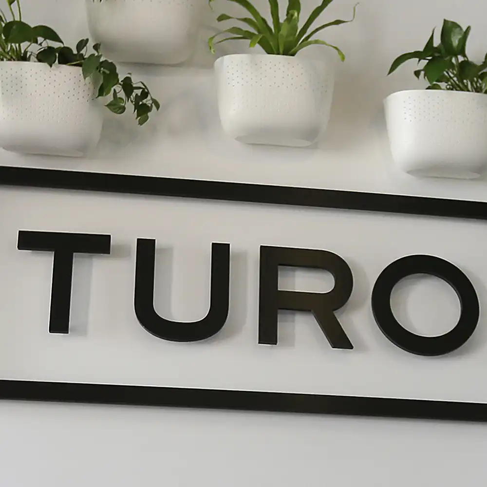 70a297-20250103-sign-on-wall-