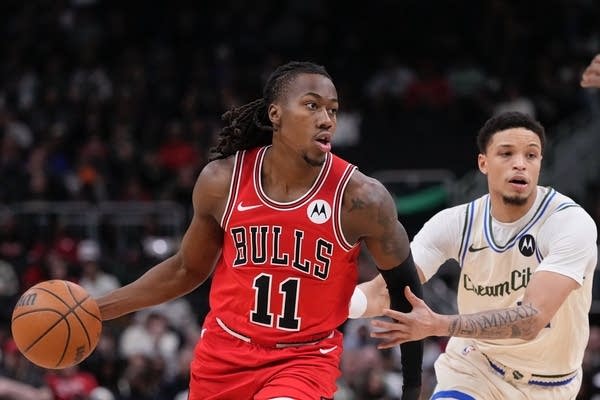 Timberwolves acquire Ayo Dosunmu for scoring depth in trade-deadline deal with Bulls