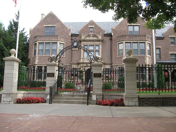 Governor's mansion decked out for holiday open houses