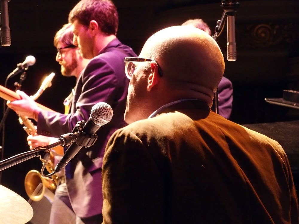 5:25 p.m. Saturday: Glenn Fields sings