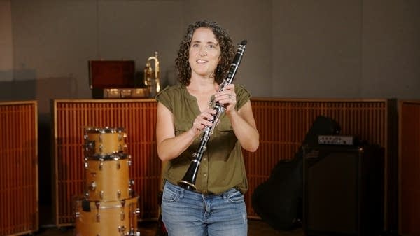 Class Notes thumbnail for a Beginning Band lesson. Includes Rena Kraut of the Minnesota Winds holding a clarinet.