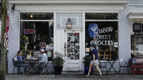 Consumer sentiment rises in March