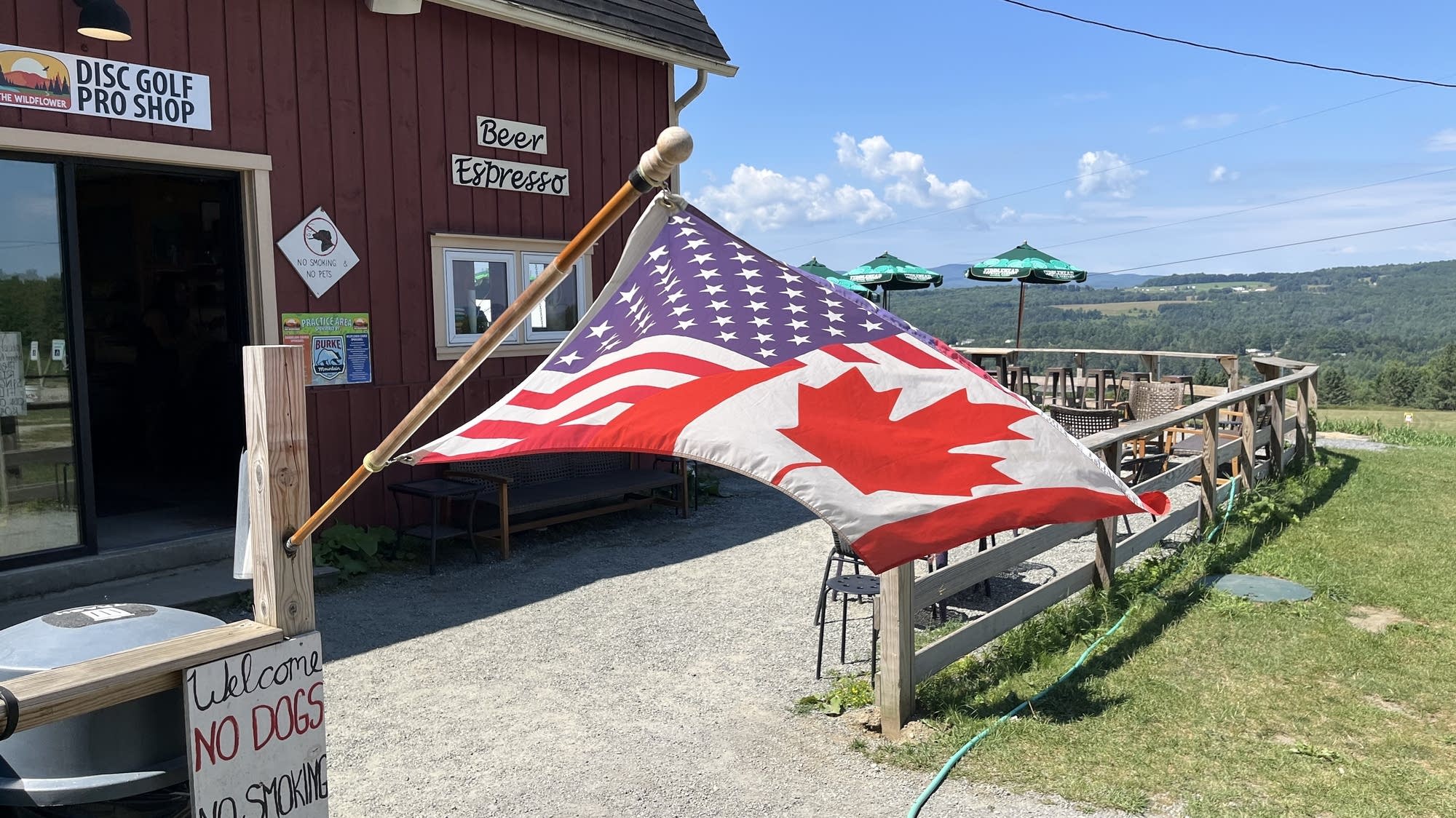U.S. businesses offer deals to lure back Canadian tourists