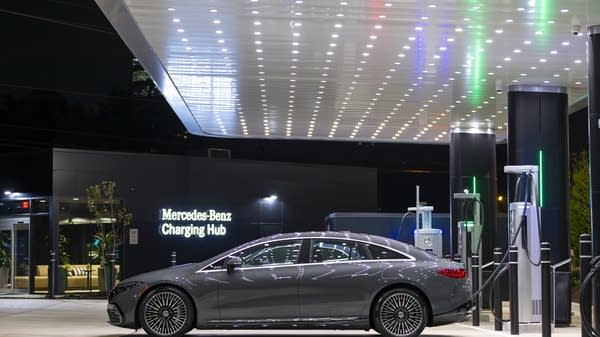 Mercedes-Benz is among the automakers and retailers planning to add thousands of fast chargers across North America in the next few years, many of them offering other amenities, like food and lounges, for drivers.