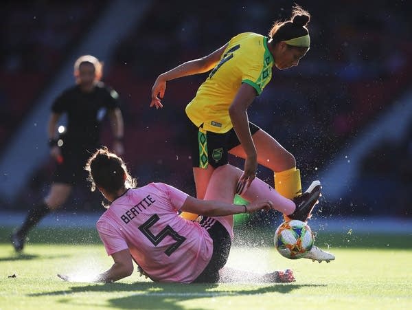 Khadija Shaw of Jamaica (right)