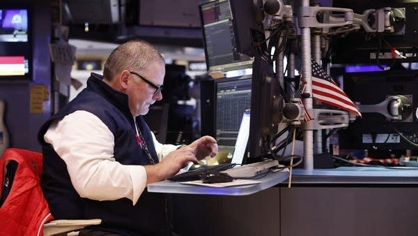 Stocks close mixed
