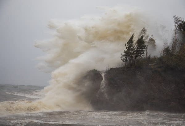 Waves pound the shoreline at Tettegouche State Park.