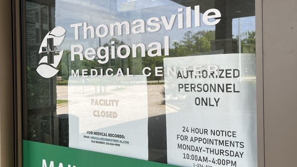 The sliding doors at the main entrance to the Thomasville Regional Medical Center in Alabama. There is a "Facility Closed" sign up.