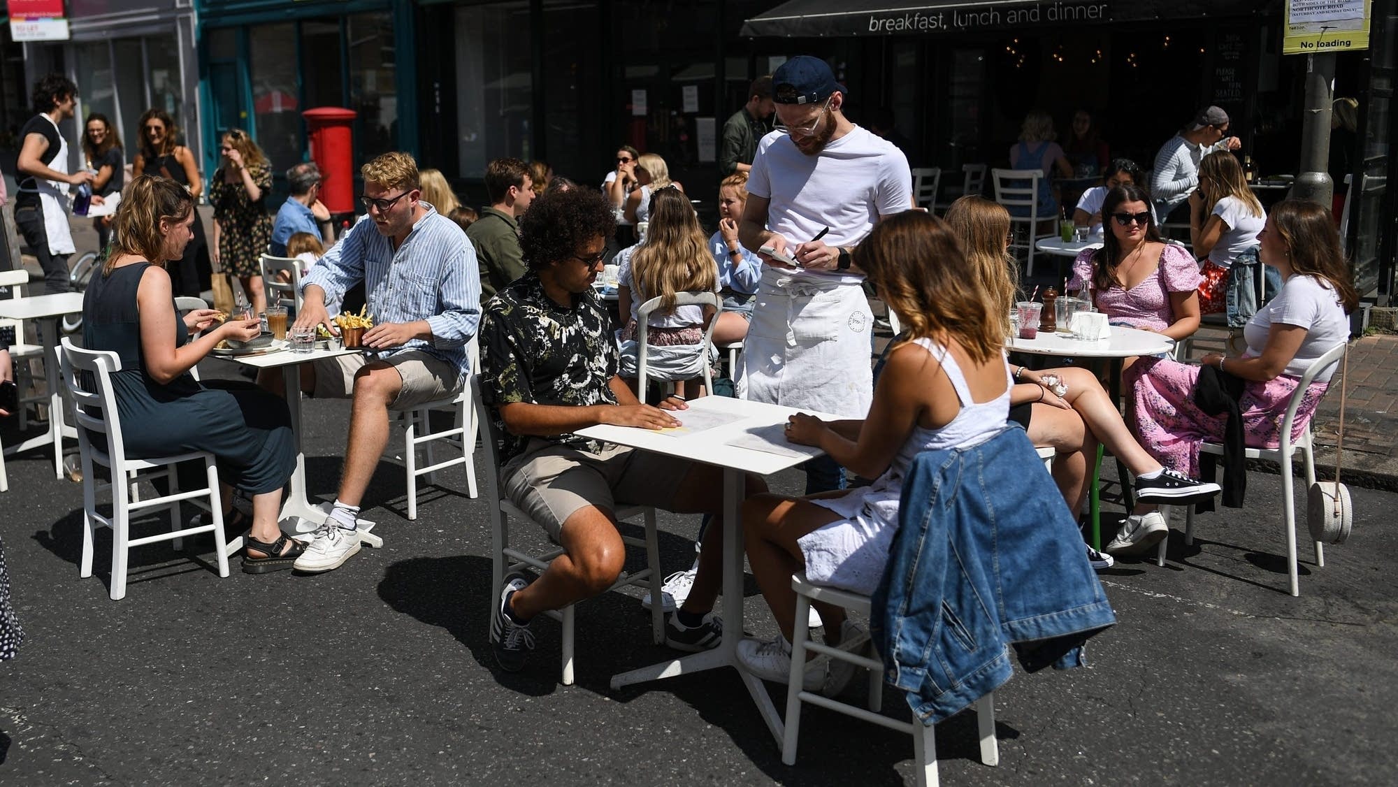 What does tipping look like in the United Kingdom?
