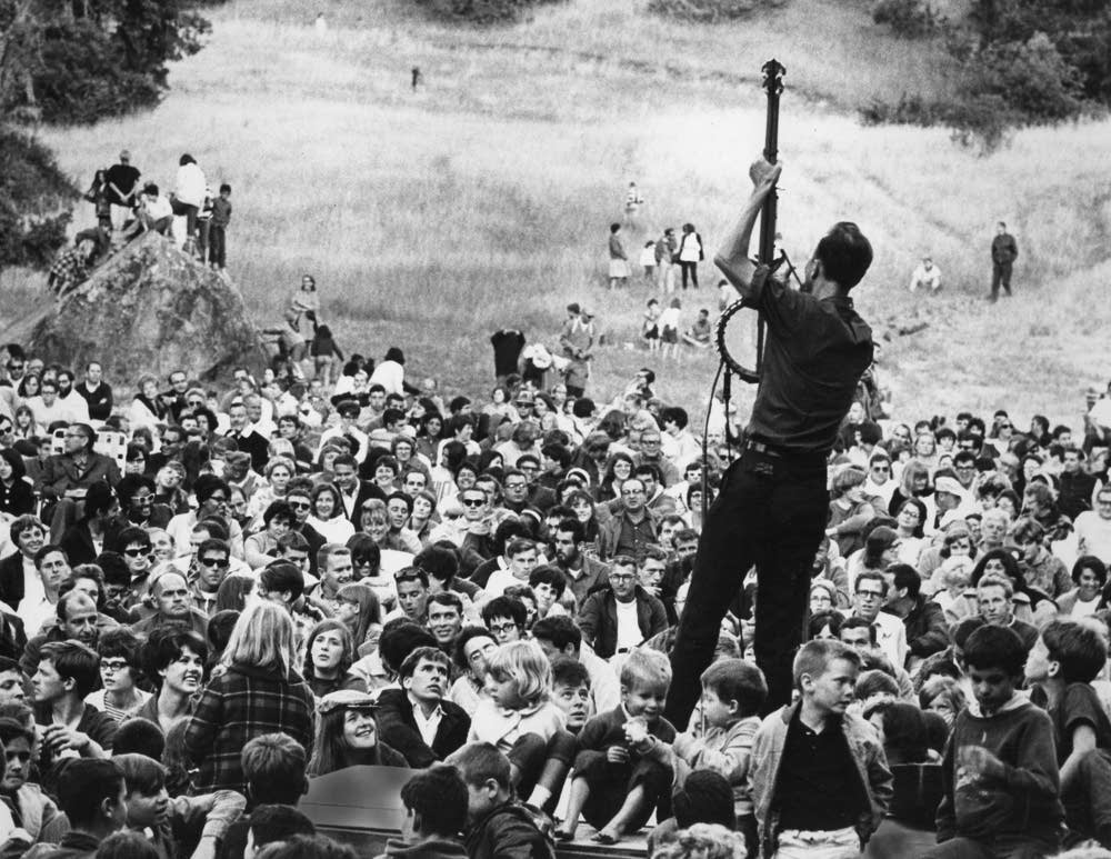 Seeger performing