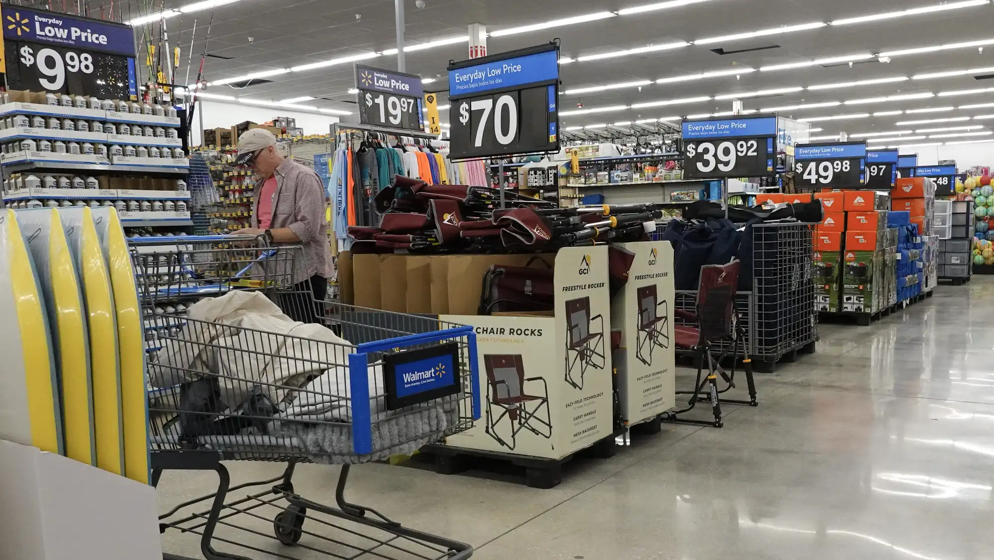 Deal-hungry shoppers boost Walmart, but retail battles loom
