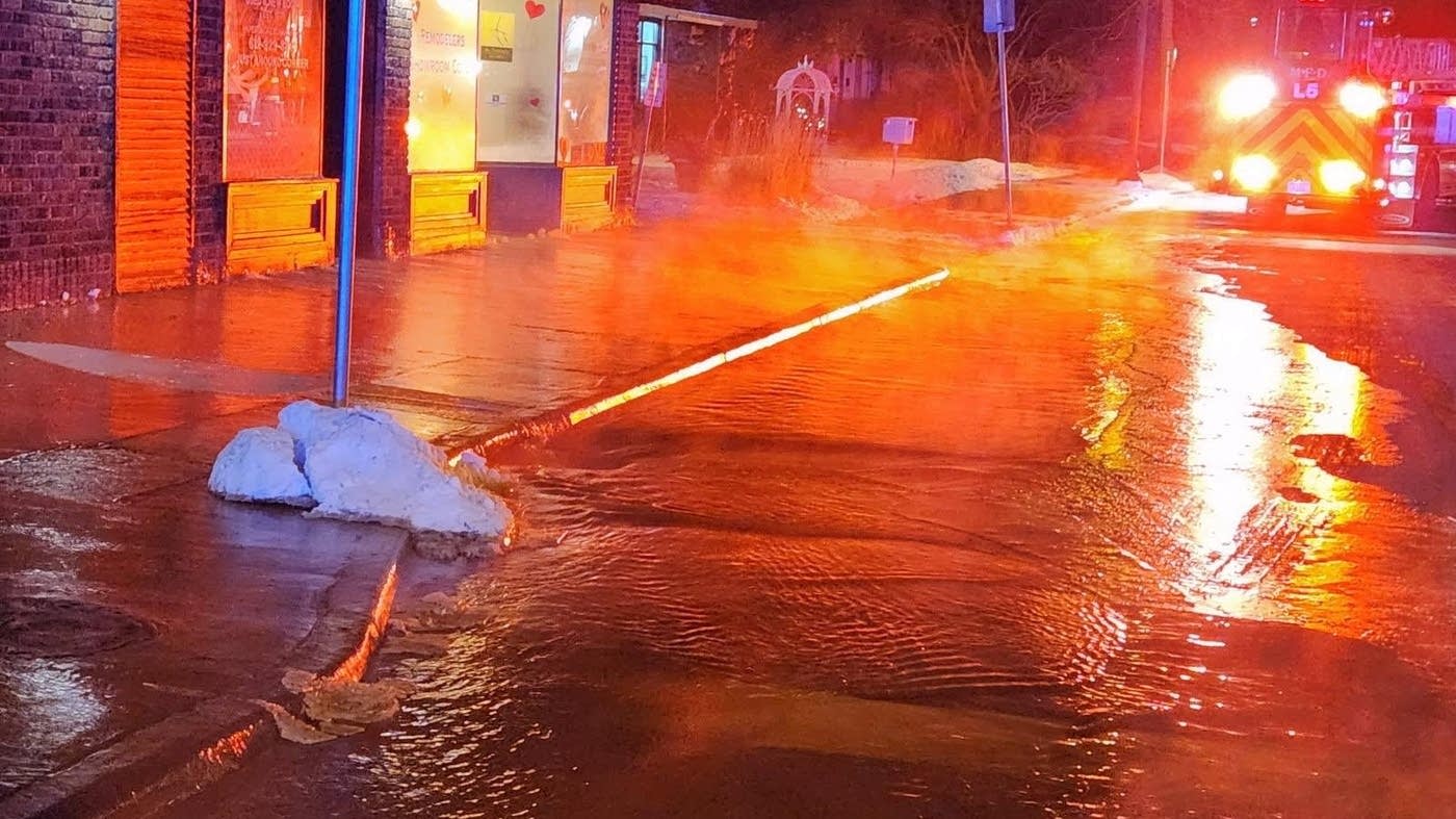Water main break floods building, streets at busy south