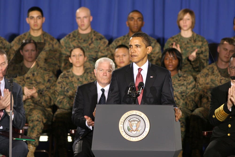 Obama addresses Marines