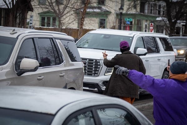 People give the finger to large SUVs