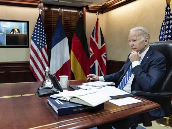 U.S. strikes harder at Putin, banning all Russian oil imports