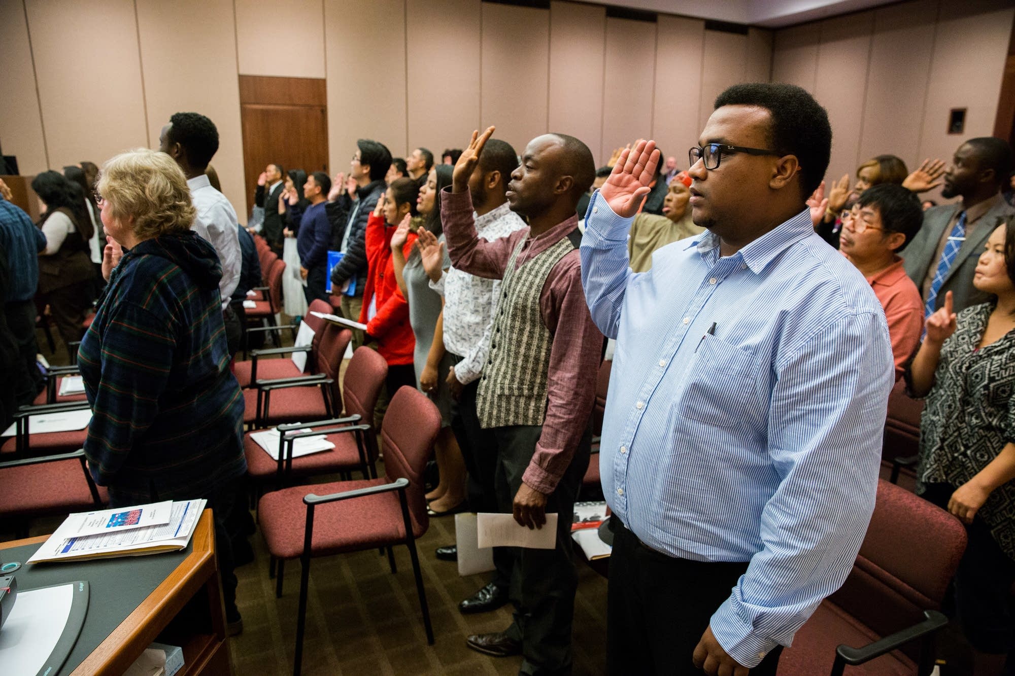 New citizens recite the pledge of allegiance.