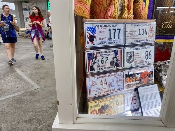 A display of several vintage Illinois license plates.