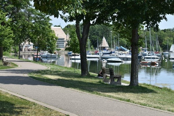 Weekend forecast: Quiet weather, summery temps