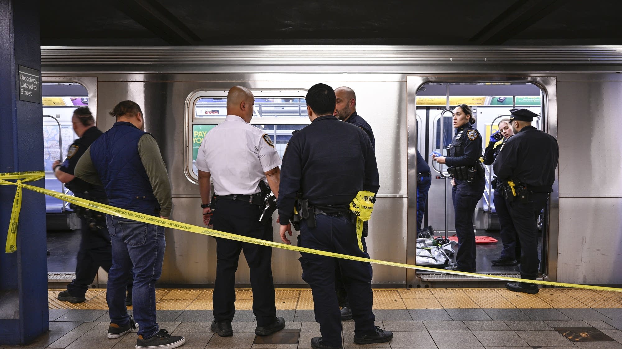 Man killed on subway in NYC after another rider places him in chokehold ...