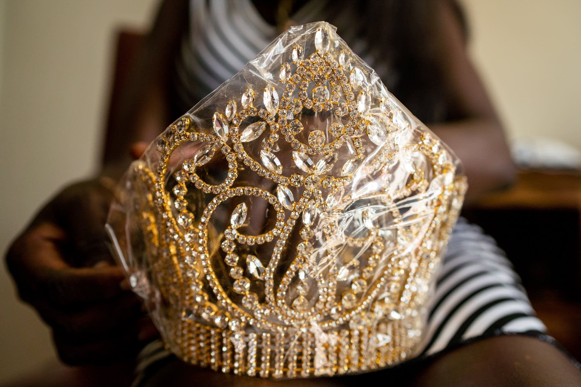 Yar Kang unwraps the crown that will be given to the winner.