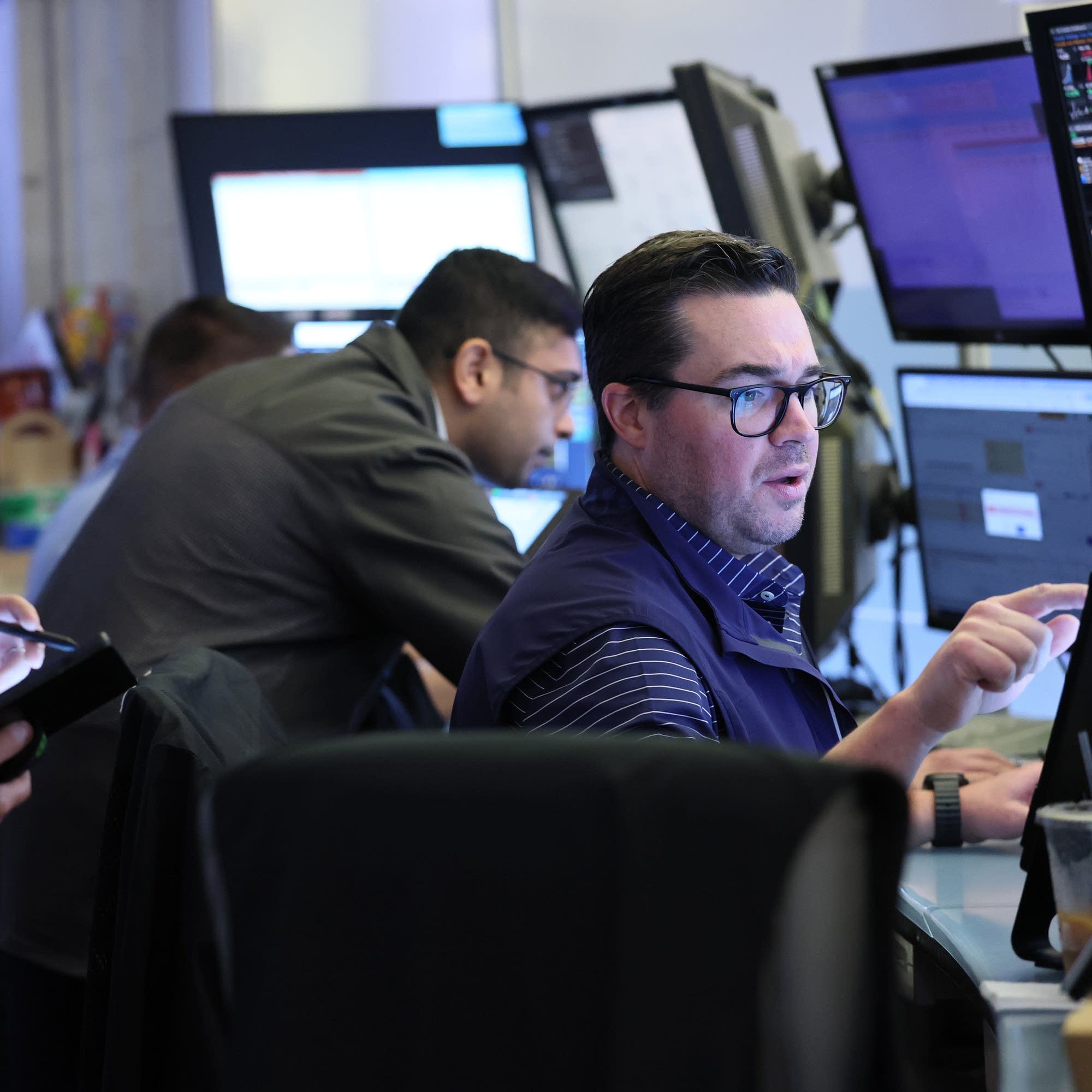 Short-term corporate borrowing climbs podcast episode