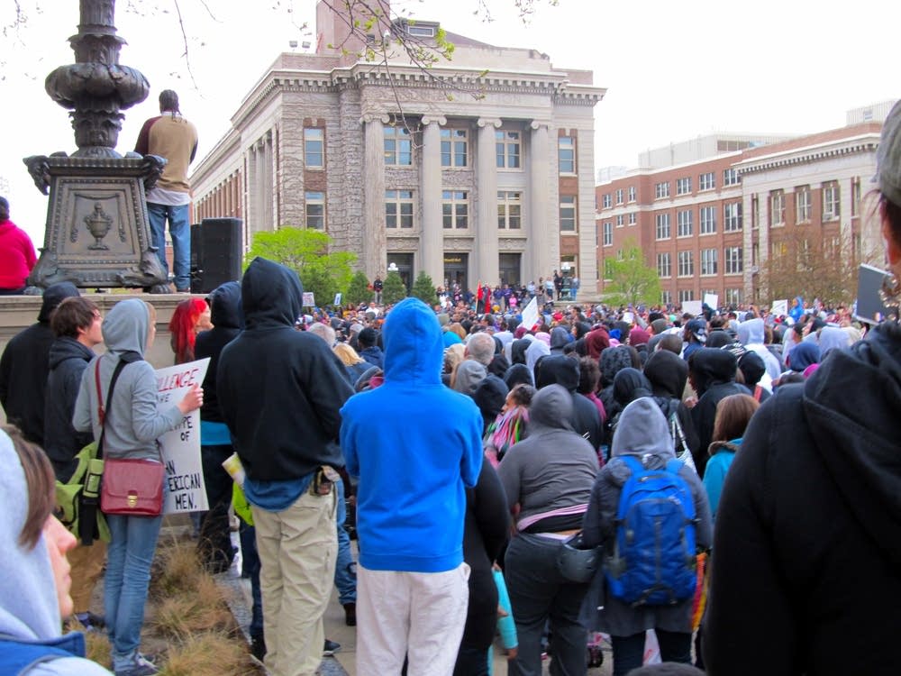 Large crowd rallies