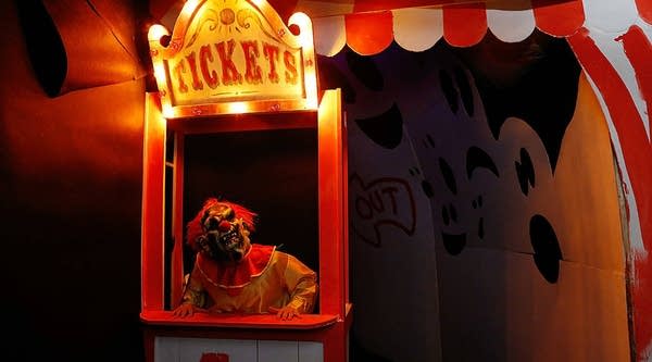 In this week's show, haunted house creator John Murdy explains the ins and outs of a good (and scary) haunted house.