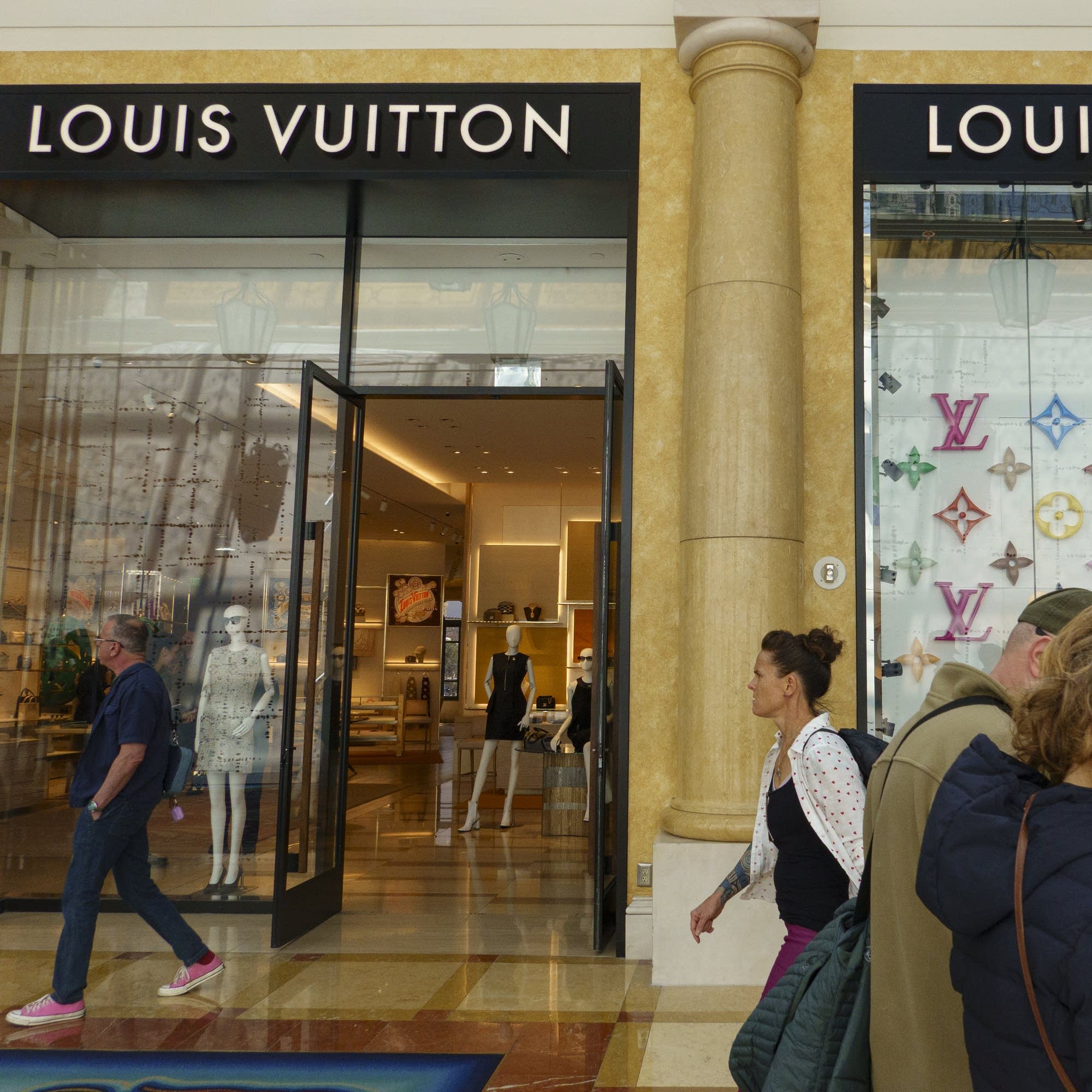 Episode art: As many shoppers scrimp and stress, the wealthiest splurge