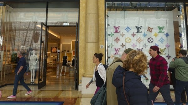 As many shoppers scrimp and stress, the wealthiest splurge