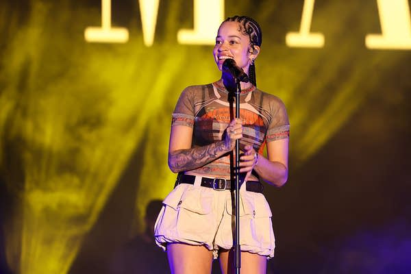 ella mai performing on stage
