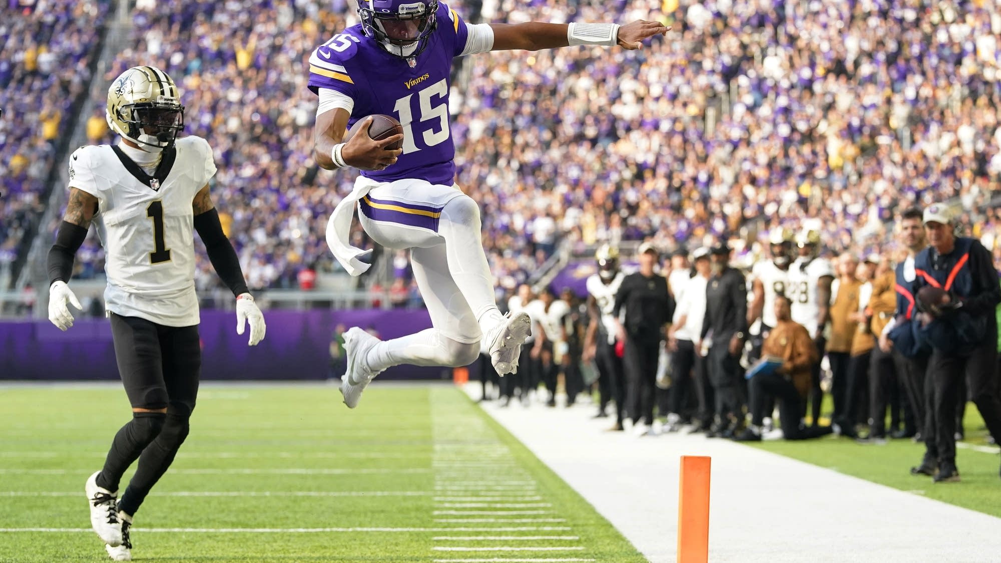 bears-vikings-game-could-be-a-2-person-quarterback-scramble-mpr-news