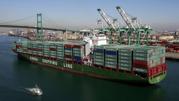 U.S. annual trade deficit falls for the first time since 2013