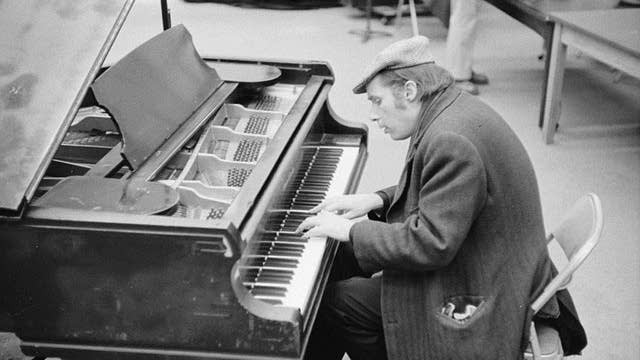 a2bc7f-20070625-glenn-gould.jpg